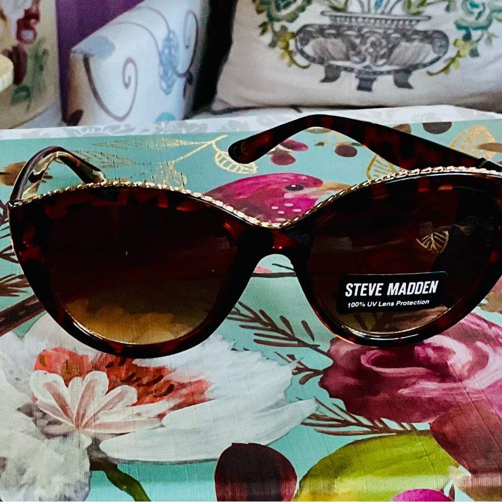 STEVE MADDEN CATEYE SUNGLASSES